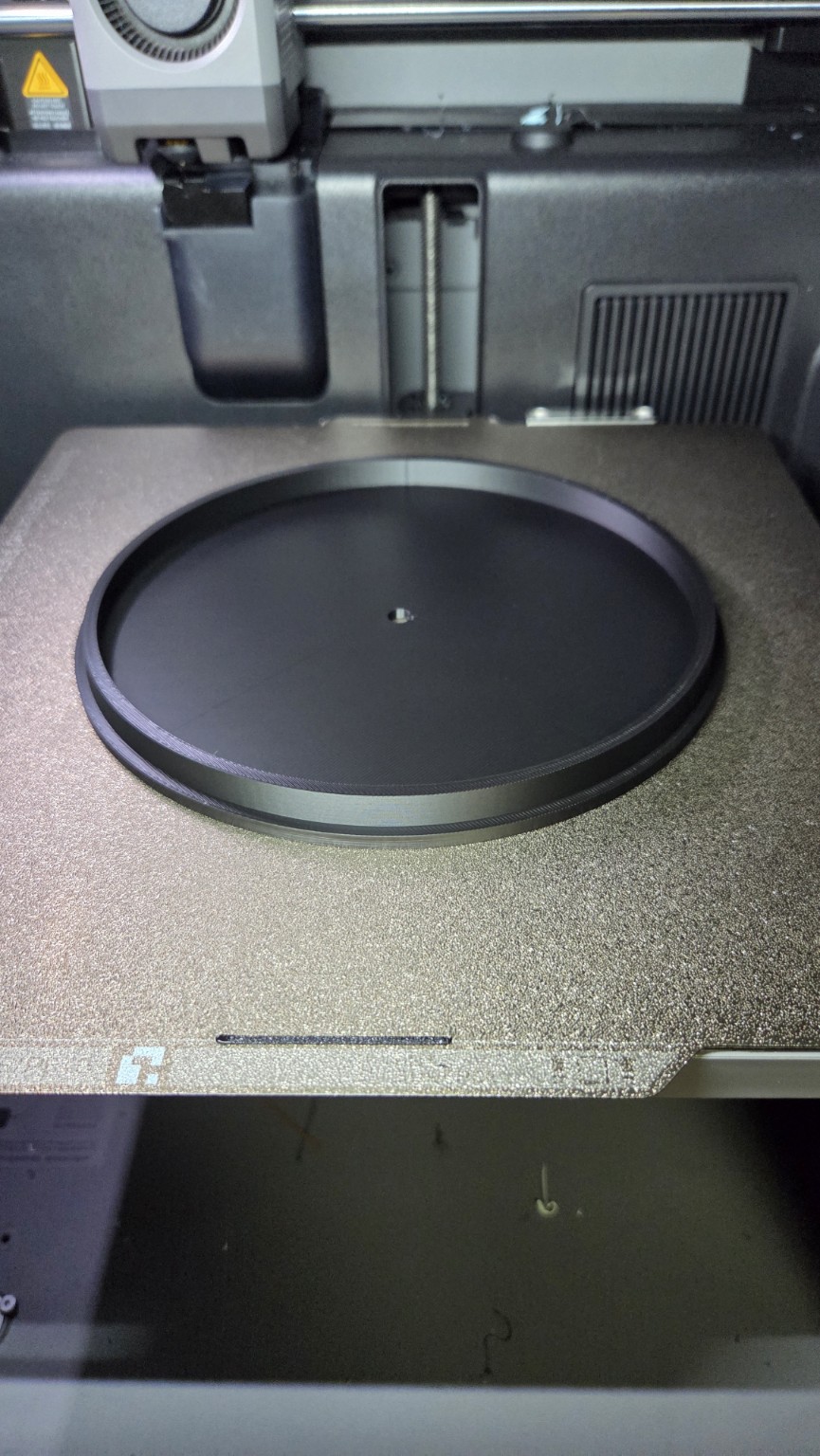 Rundes schwarzes gedrucktes Bauteil auf dem 3D-Drucker